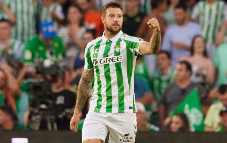 Aitor Ruibal celebrando un gol anotado con el Real Betis. | Imagen: perfil de X @ZonaMixta__.