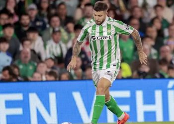 Aitor Ruibal disputando un partido con el Real Betis. | Imagen: X.