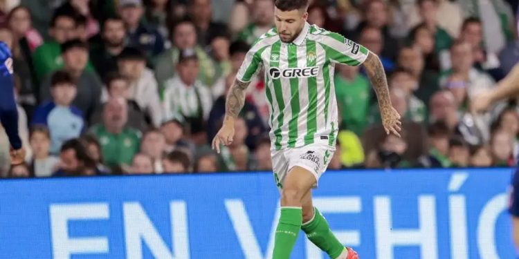 Aitor Ruibal disputando un partido con el Real Betis. | Imagen: X.