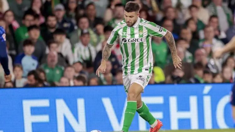 Aitor Ruibal disputando un partido con el Real Betis. | Imagen: X.