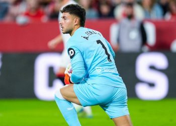 Álvaro Fernández disputando un partido con el Sevilla FC. | Imagen: X.