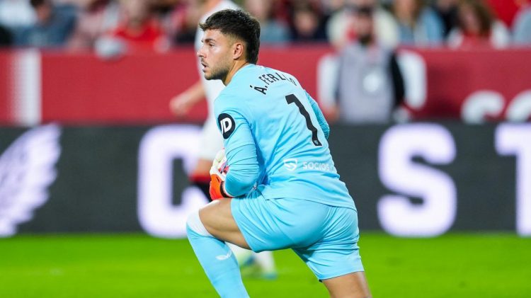 Álvaro Fernández disputando un partido con el Sevilla FC. | Imagen: X.