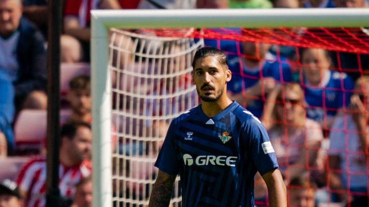 Álvaro Valles defendiendo la portería del Real Betis en el partido ante el Sunderland. | Imagen: perfil de X @RealBetis.