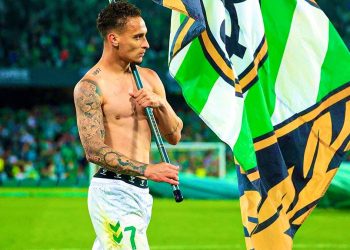 Antony portando una bandera del Real Betis. | Imagen: X.