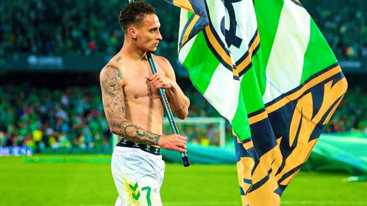Antony portando una bandera del Real Betis. | Imagen: X.