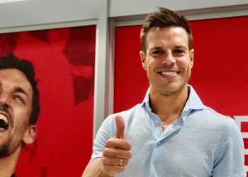 César Azpilicueta posando en su llegada al aeropuerto de Sevilla. | Imagen: X.