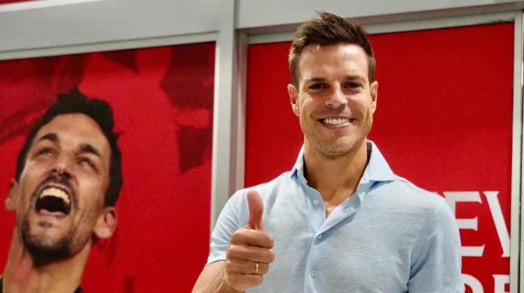 César Azpilicueta posando en su llegada al aeropuerto de Sevilla. | Imagen: X.
