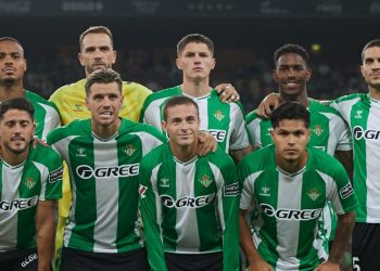 Jugadores del Betis posando antes del inicio de un partido. | Imagen: perfil de X @RealBetis.