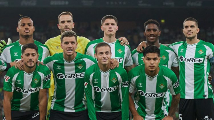 Jugadores del Betis posando antes del inicio de un partido. | Imagen: perfil de X @RealBetis.