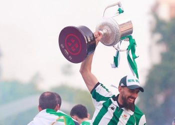 Borja Iglesias levantando la Copa del Rey que consiguió el Real Betis ante el Valencia. | Imagen: X.