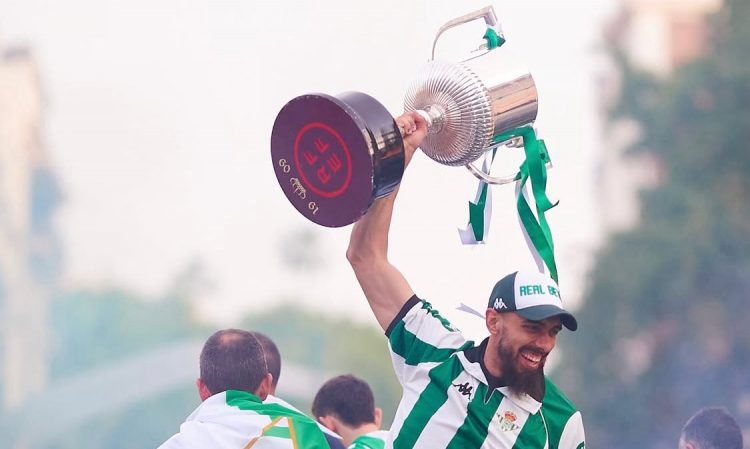 Borja Iglesias levantando la Copa del Rey que consiguió el Real Betis ante el Valencia. | Imagen: X.