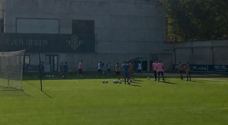 Jugadores del Betis realizando un ejercicio de posesión de balón. | Imagen: Luis Alfonso Fernández.
