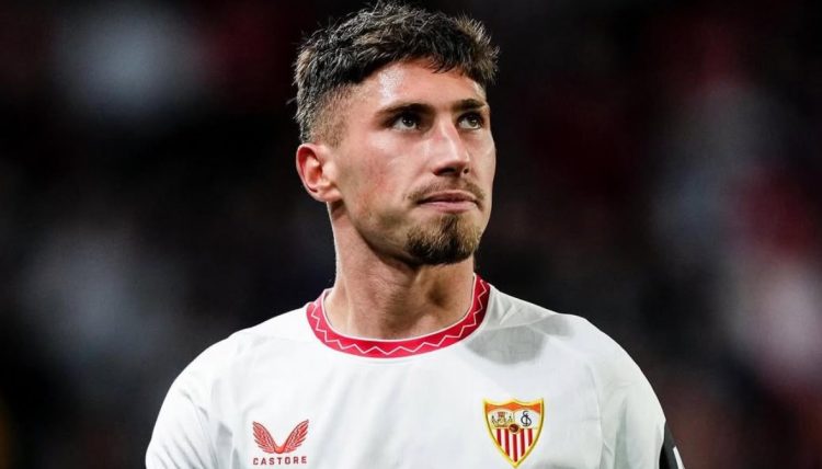 José Ángel Carmona disputando un partido con el Sevilla. | Imagen: X.