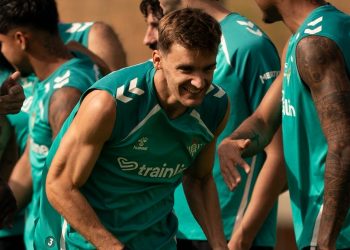Diego Llorente en un entrenamiento con el Real Betis. | Imagen: X.