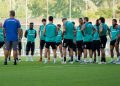 Jugadores del Real Betis escuchando una charla de Manuel Pellegrini durante una sesión de entrenamiento. | Imagen: perfil de X @RealBetis.