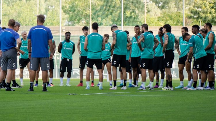 Jugadores del Real Betis escuchando una charla de Manuel Pellegrini durante una sesión de entrenamiento. | Imagen: perfil de X @RealBetis.