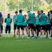 Jugadores del Real Betis escuchando una charla de Manuel Pellegrini durante una sesión de entrenamiento. | Imagen: perfil de X @RealBetis.