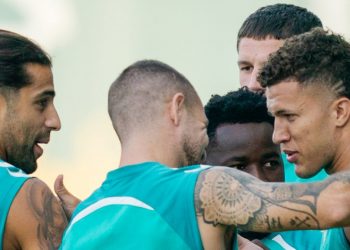Nelson Deossa se abraza con sus compañeros durante una sesión de entrenamiento. | Imagen: perfil de X @RealBetis.