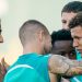 Nelson Deossa se abraza con sus compañeros durante una sesión de entrenamiento. | Imagen: perfil de X @RealBetis.