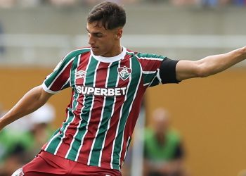 Facundo Bernal, jugador relacionando con el Real Betis, disputando un partido con el Fluminense. | Imagen: X.