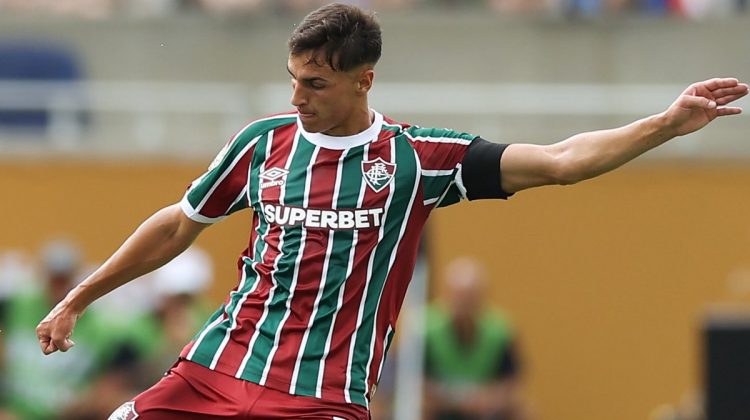 Facundo Bernal, jugador relacionando con el Real Betis, disputando un partido con el Fluminense. | Imagen: X.