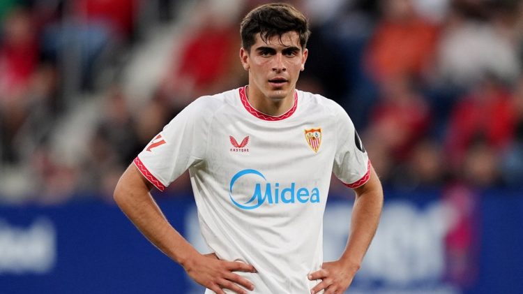 Juanlu Sánchez disputando un partido con el Sevilla FC. | Imagen: X.