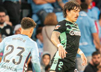 Héctor Bellerín disputando el balón ante Hugo Álvarez. | Imagen: perfil de X @ZonaMixta__.