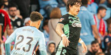 Héctor Bellerín, jugador del Betis, disputando el balón ante Hugo Álvarez, futbolista del Celta. | Imagen: perfil de X @ZonaMixta__.