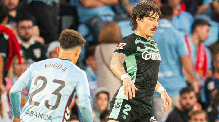 Héctor Bellerín disputando el balón ante Hugo Álvarez. | Imagen: perfil de X @ZonaMixta__.