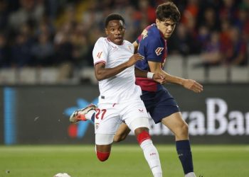 Idumbo disputando un partido con el Sevilla FC ante el FC Barcelona. | Imagen: X.