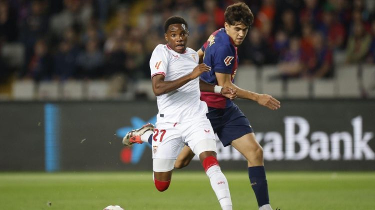 Idumbo disputando un partido con el Sevilla FC ante el FC Barcelona. | Imagen: X.