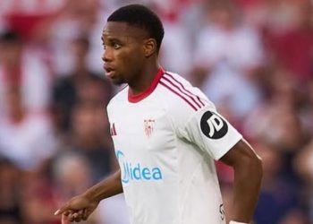 Idumbo disputando un partido con el Sevilla FC. | Imagen: X.