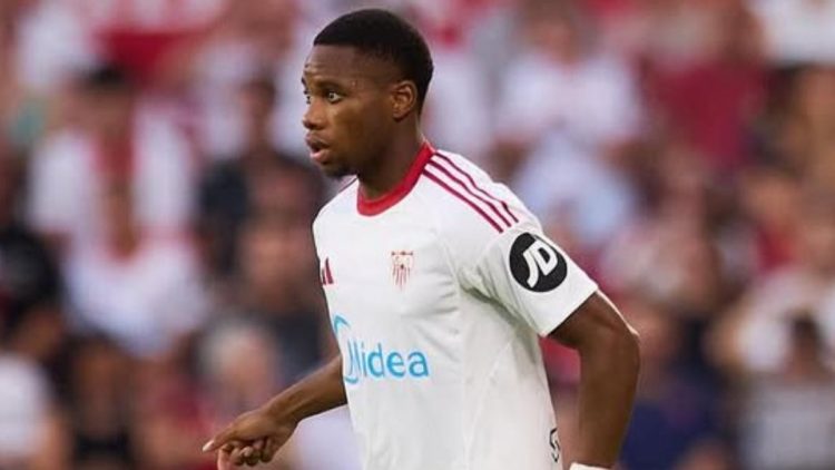 Idumbo disputando un partido con el Sevilla FC. | Imagen: X.