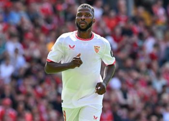 Kelechi Iheanacho disputando un partido con el Sevilla FC. | Imagen: X.