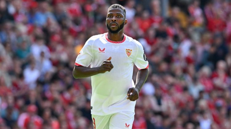 Kelechi Iheanacho disputando un partido con el Sevilla FC. | Imagen: X.