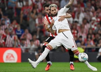 Adnan Januzaj disputando el balón en una acción del Athletic Club vs Sevilla. | Imagen: X.