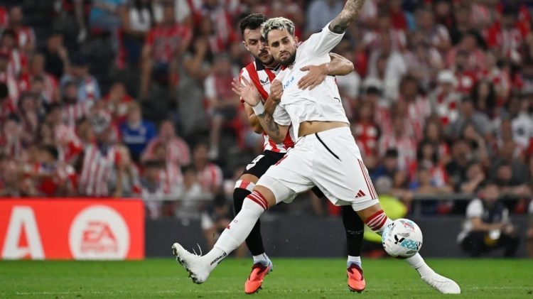 Adnan Januzaj disputando el balón en una acción del Athletic Club vs Sevilla. | Imagen: X.
