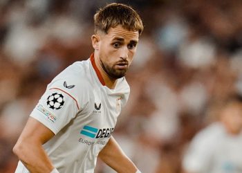 Adnan Januzaj disputando un partido con el Sevilla FC. | Imagen: X.