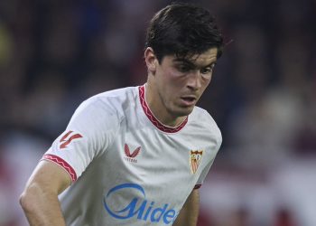 Juanlu Sánchez disputando un partido con el Sevilla FC. | Imagen: perfil de X @ZonaMixta__.