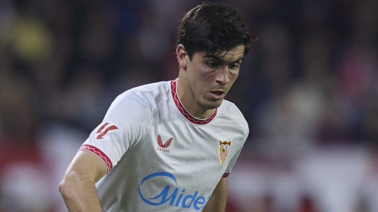 Juanlu Sánchez disputando un partido con el Sevilla FC. | Imagen: perfil de X @ZonaMixta__.