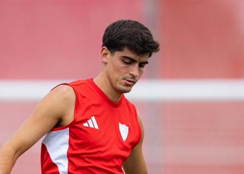 Juanlu Sánchez realizando ejercicios durante el entrenamiento del Sevilla. | Imagen: perfil de X @SevillaFC.