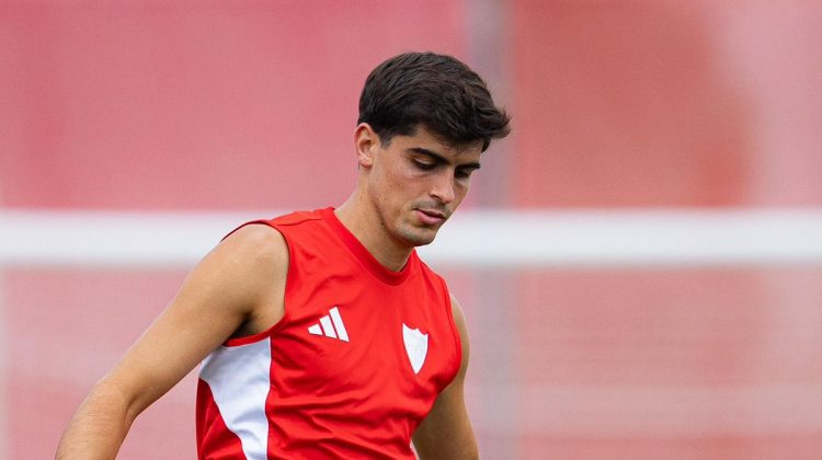 Juanlu Sánchez realizando ejercicios durante el entrenamiento del Sevilla. | Imagen: perfil de X @SevillaFC.
