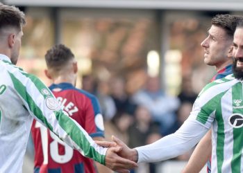 Isco y Lo Celso chocando la mano en un partido del Real Betis. | Imagen: perfil de X @ZonaMixta__.