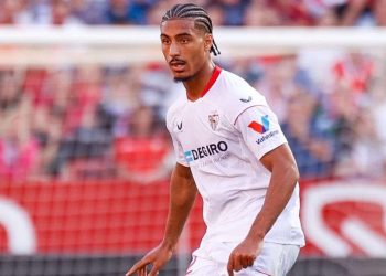 Loïc Badé disputando un partido con el Sevilla FC. | Imagen: perfil de X.