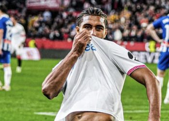 Loïc Badé besando el escudo del Sevilla FC. | Imagen: X.