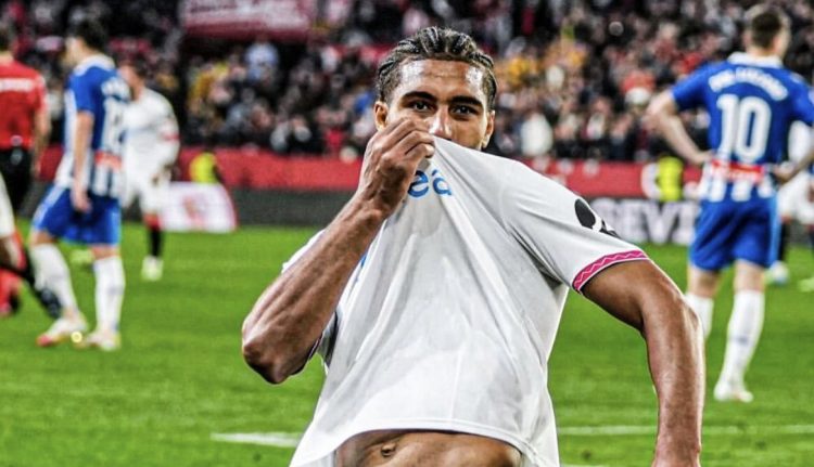 Loïc Badé besando el escudo del Sevilla FC. | Imagen: X.