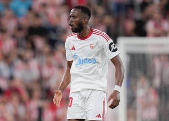 Lukébakio disputando un partido con el Sevilla FC. | Imagen: X.