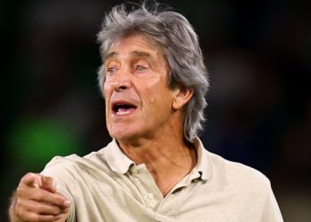 Manuel Pellegrini dando instrucciones a los jugadores del Real Betis. | Imagen: perfil de X @ZonaMixta__.