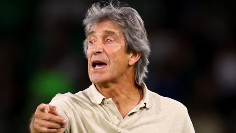 Manuel Pellegrini dando instrucciones a los jugadores del Real Betis. | Imagen: perfil de X @ZonaMixta__.