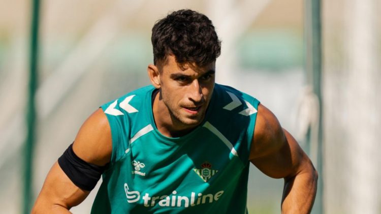 Marc Roca realizando un entrenamiento con el Real Betis. | Imagen: perfil de X @RealBetis.